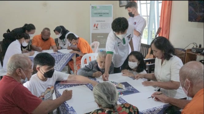 Menghubungkan Generasi: Program Mentoring Murid dan Lansia untuk Tukar Keterampilan