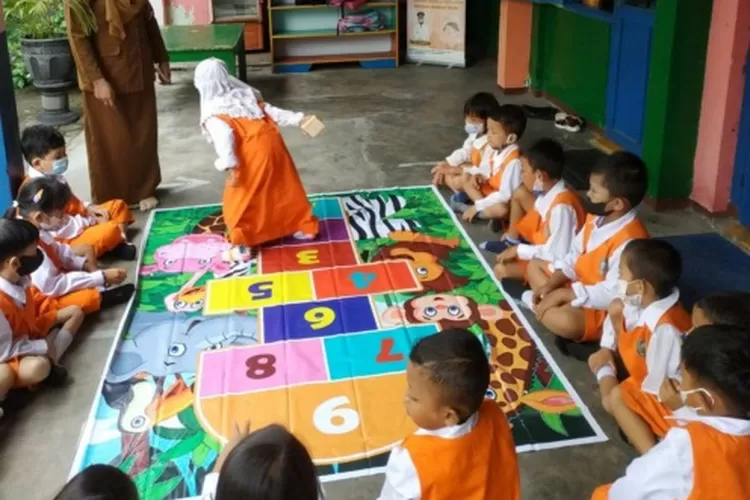 Pendidikan Berbasis Permainan Tradisional: Dari Engklek hingga Congklak