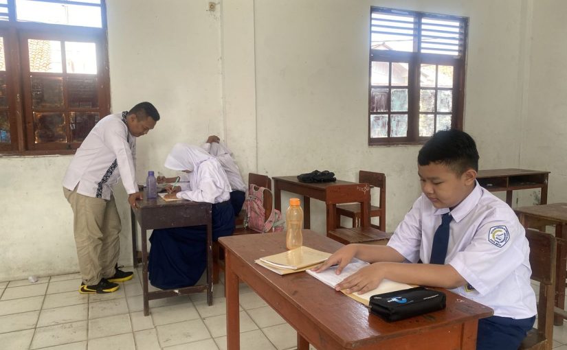Sekolah Satu Meja: Konsep Intim Belajar untuk Tiga Murid Saja